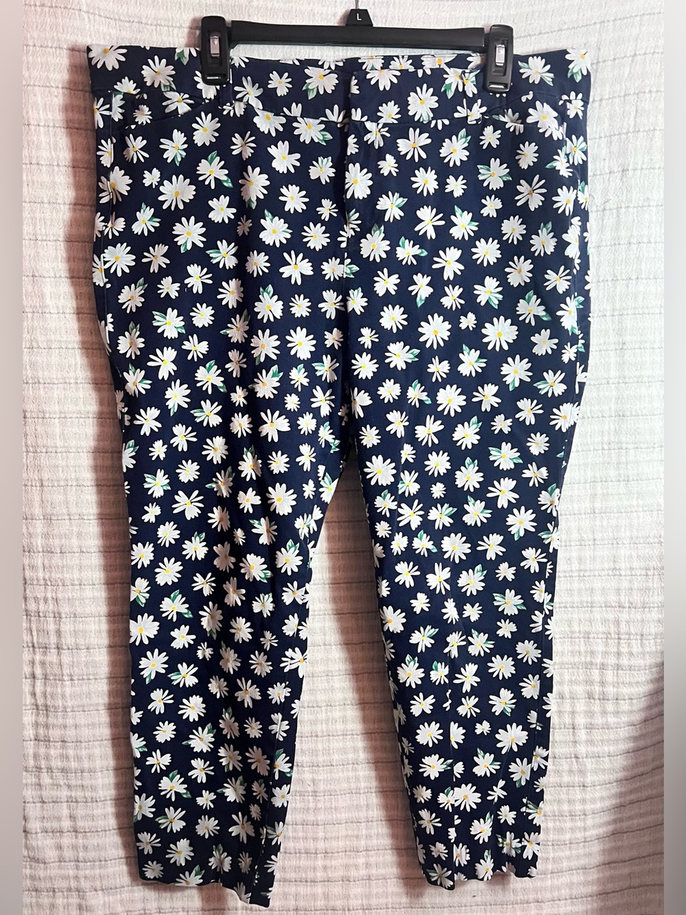 Old Navy Navy Pixie Pants with White Daisy Print